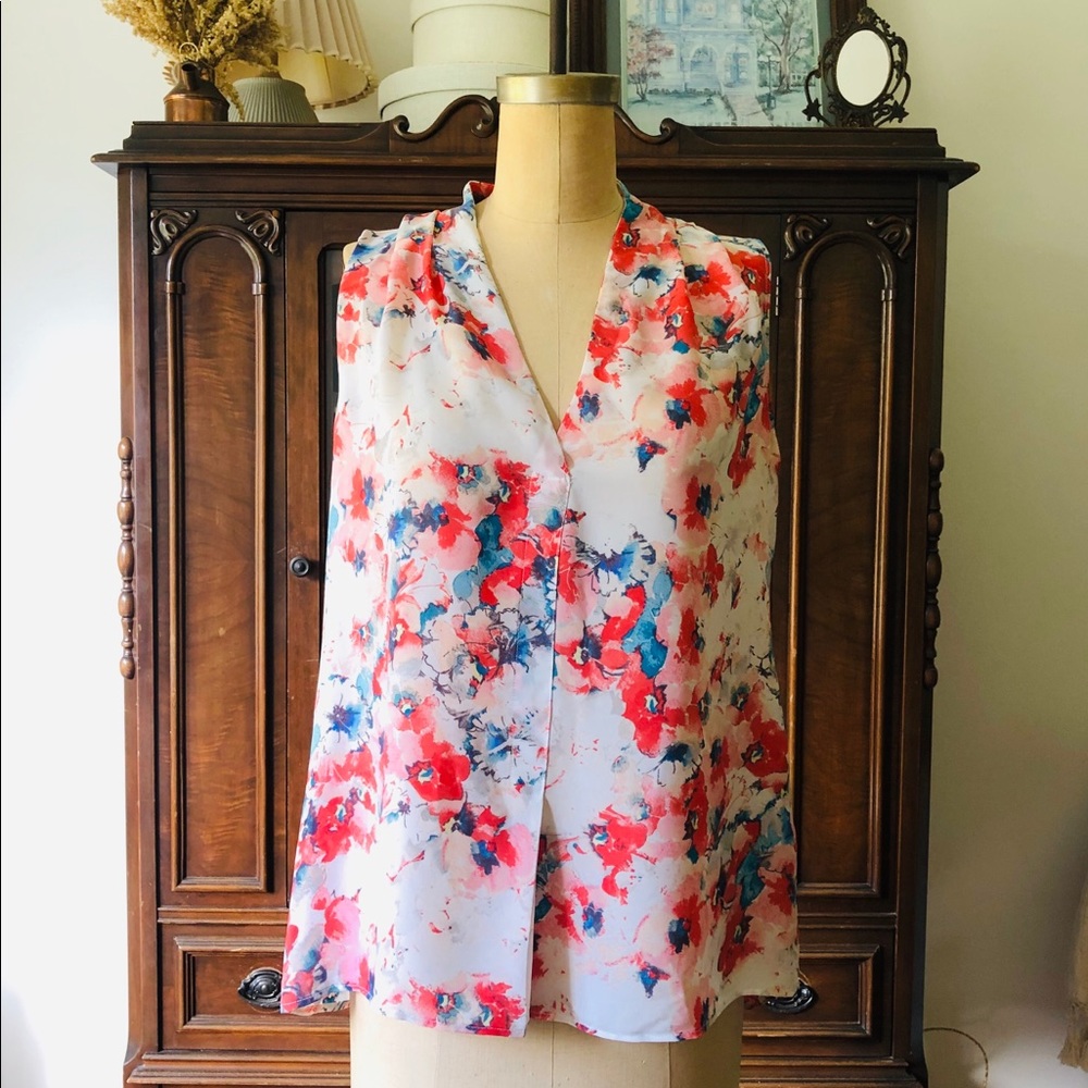 🌷 Floral red and white hues blouse